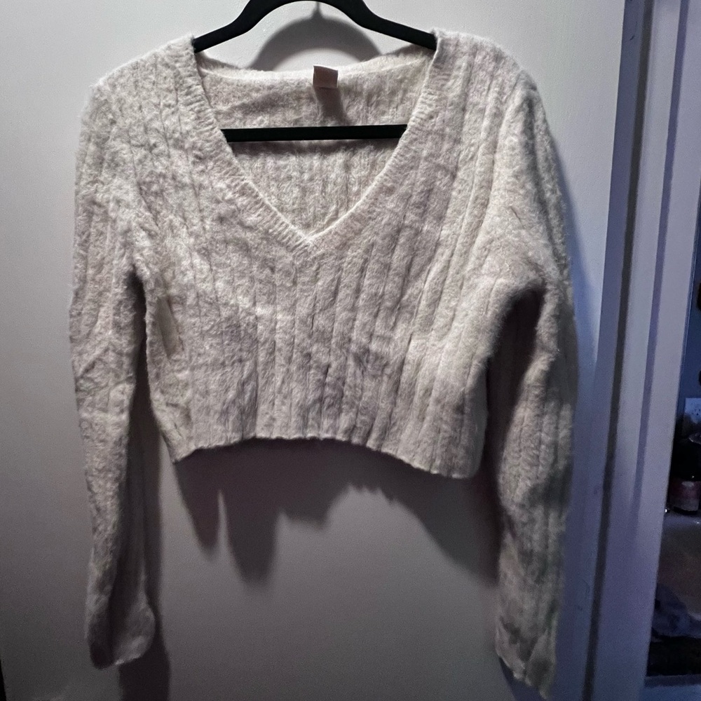 URBAN OUTFITTERS WHITE CROPPED SWEATER V NECK LARGE